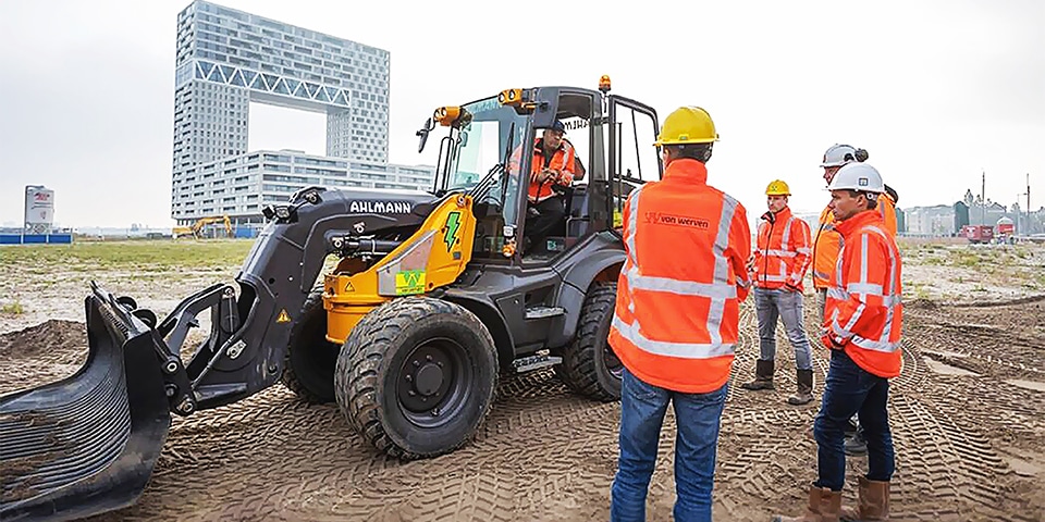 Elektrische zwenklader komt meteen in actie