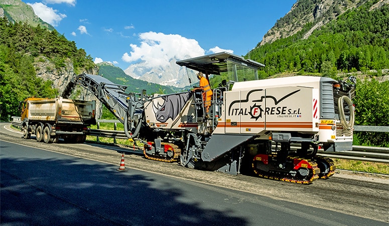 De Wirtgen W 220 freest het wegdek aan de voet van de Mont Blanc in de helft van de tijd