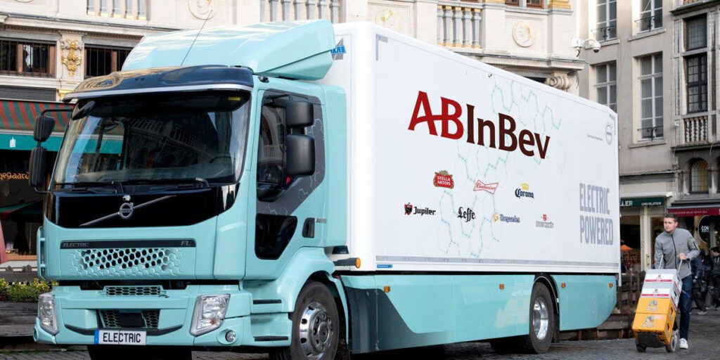 Volvo E-truck onthuld in Brussel om bieren zonder CO2 uitstoot te leveren