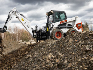 bobcat-backhoe-attachment-on-s550-loader-2-kopieren
