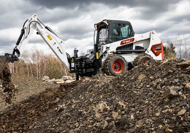 bobcat-backhoe-attachment-on-s550-loader-2-kopieren