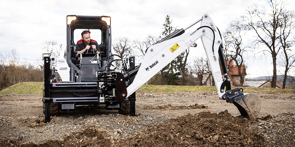 bobcat-backhoe-attachment-on-s550-loader-4-kopieren