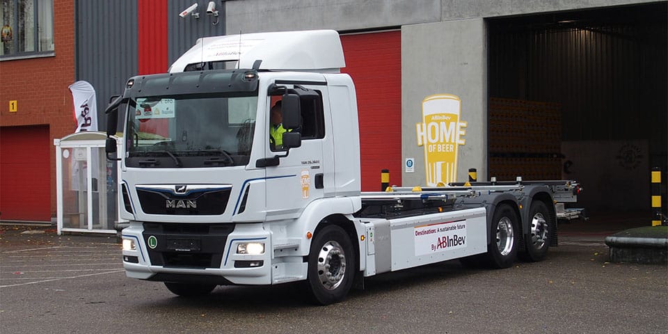 AB InBev investeert in een vloot van elektrische distributietrucks.