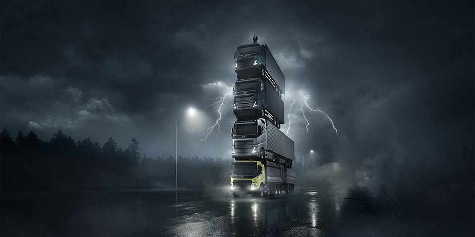Volvo Trucks introduceert vier nieuwe trucks door ze op elkaar te stapelen in een spectaculaire film, met de CEO erbovenop