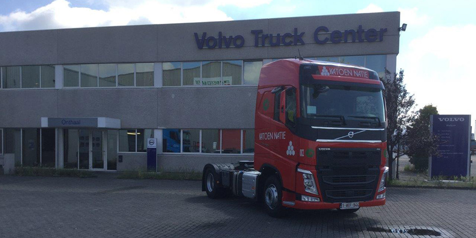 Katoen Natie legt LNG-trekkers van Volvo Trucks in voor zwaar vervoer in steden