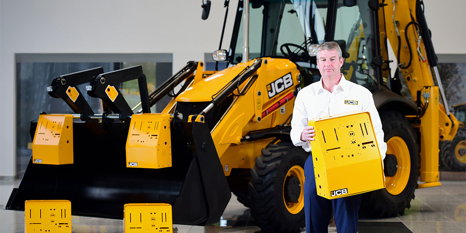 jcb-chief-innovation-and-growth-officer-tim-burnhope-pictured-with-the-ventilator-housing-prototypes-kopieren