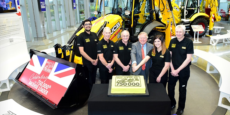 Historische dag – De 750.000ste graaflaadcombinatie rolt van JCB productielijn