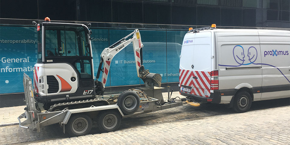 Bobcat E17 bouwt mee aan glasvezelnetwerk in België