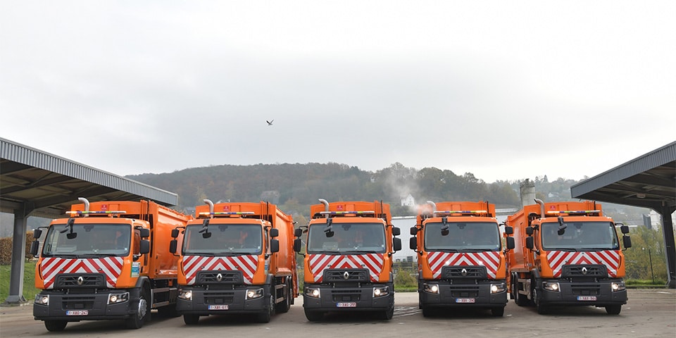 MET DE RECENTE LEVERING VAN NEGENTIEN D26 WIDE P 6×2 AAN BEP ENVIRONNEMENT DRAAGT VOORTAAN ÉÉN OP DE TWEE VUILNISWAGENS VAN DE NAAMSE INTERCOMMUNALE HET LOGO VAN RENAULT TRUCKS.