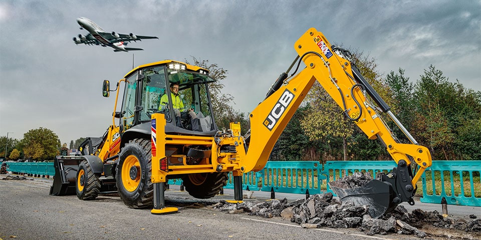 JCB lanceert de vernieuwde 55KW 3CX graaflaadcombinatie