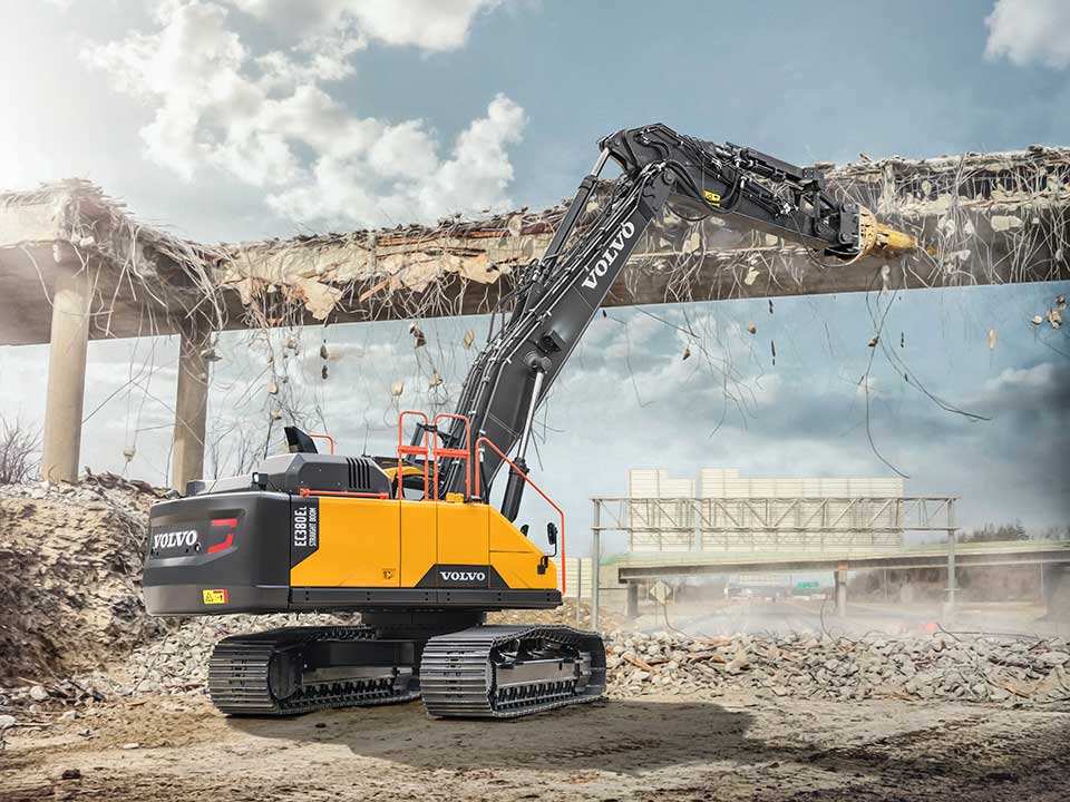 Rechte giek transformeert de Volvo EC380e graafmachine in formidabel sloopgereedschap