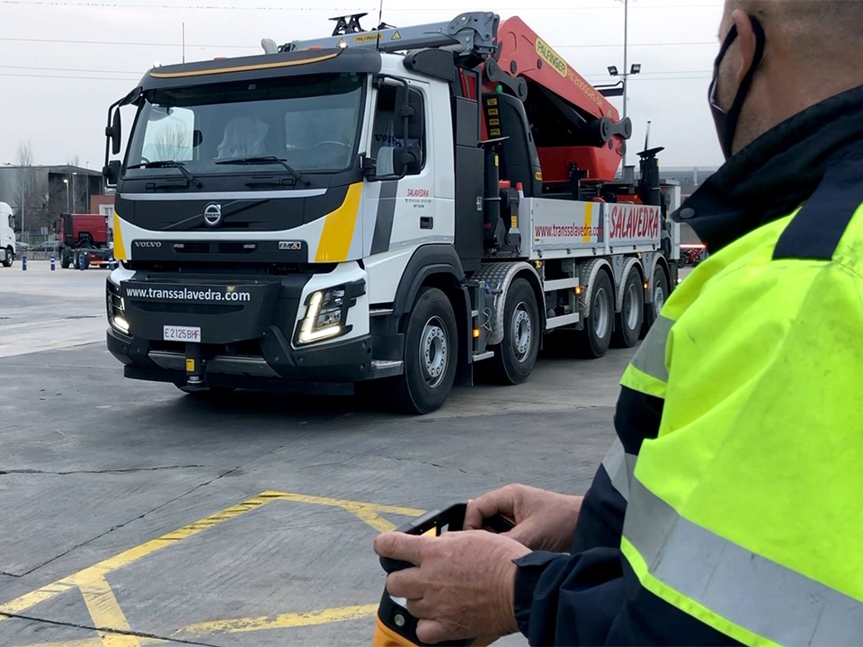 De draadloos bestuurde vrachtwagen is realiteit