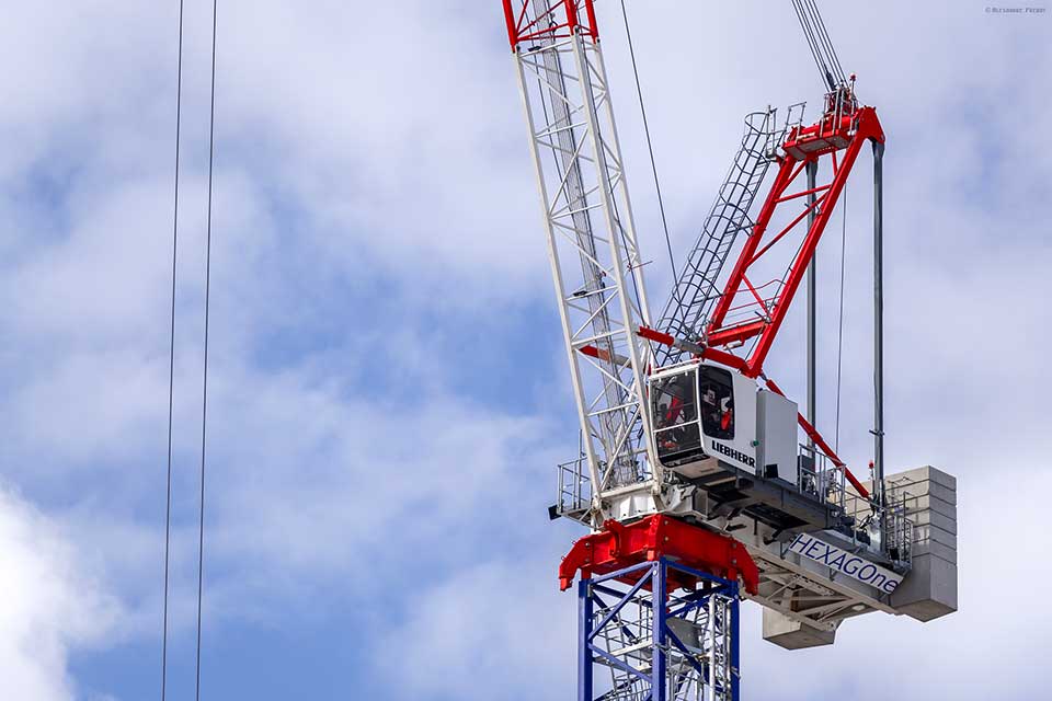 Hexagone Services S.A.S, dochteronderneming van de groep Van Der Spek, neemt per 1 september 2021 de verhuuractiviteiten van torenkranen van de firma Liebherr-Grues à Tour SAS over in de regio’s Île de France en Noord.