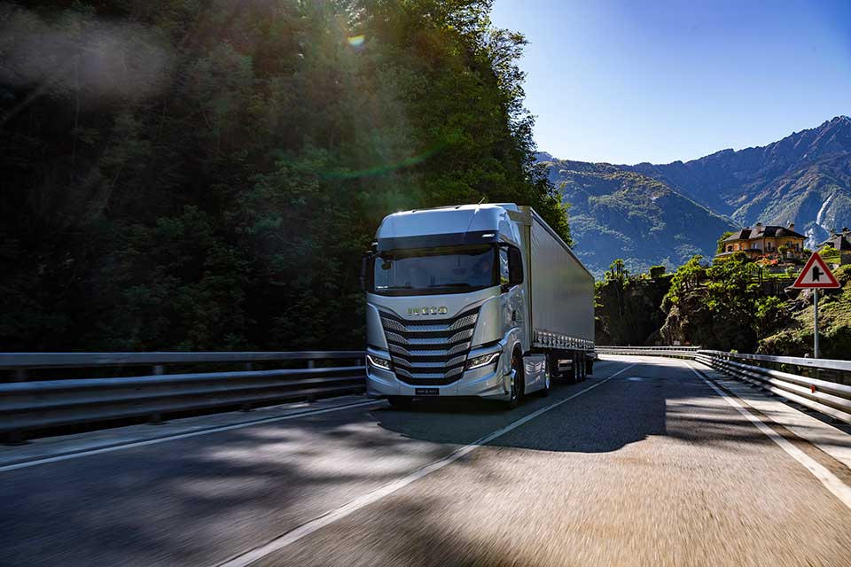 Nieuwe IVECO S-Way: de 100% geconnecteerde truck tilt brandstofefficiëntie en chauffeurgerichtheid naar een hoger niveau