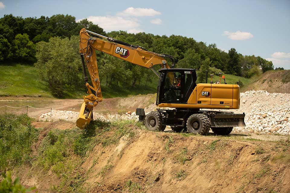 De nieuwe Cat® m320 graafmachine op banden is gebouwd om prestaties te leveren en bied een verbeterd zwenkkoppel, een langere wielbasis en verlengde service-intervallen