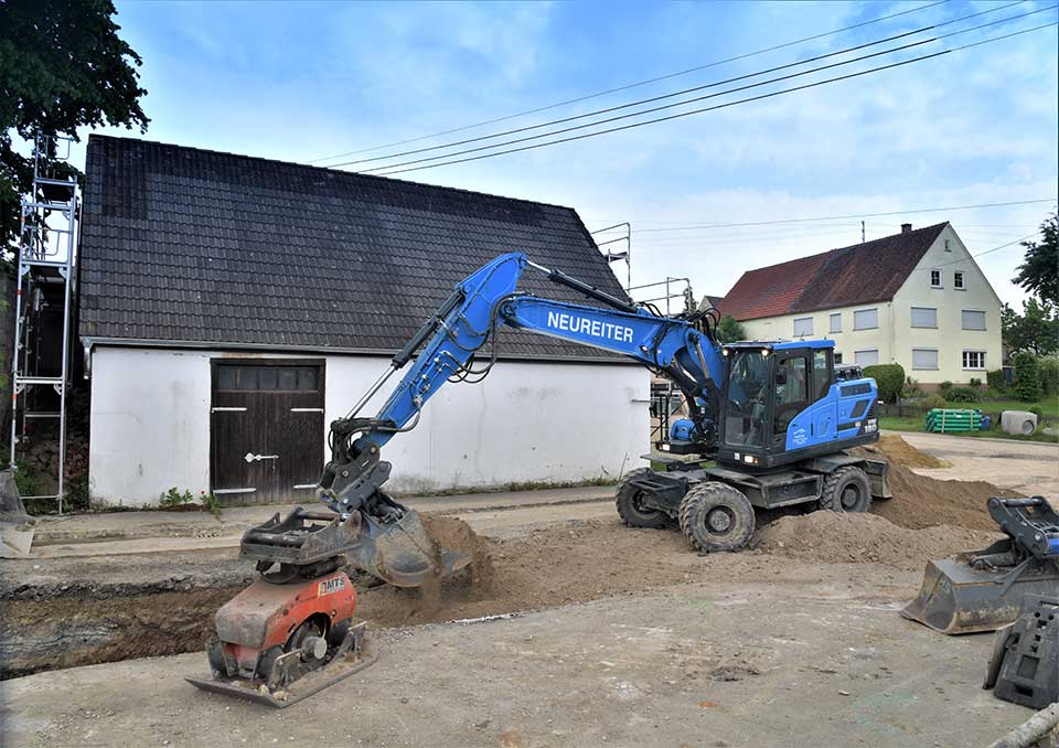 De “blauwe reus” in de rioleringsbouw: Neureiter zet zijn Hyundai mobiele graafmachine van 18 ton in