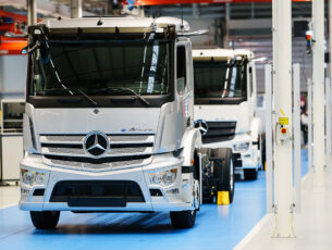 Mercedes-Benz Trucks und Einride unterzeichnen ersten Großauftrag für batterie-elektrischen eActrosMercedes-Benz Trucks and Einride sign first major order for battery-powered eActros