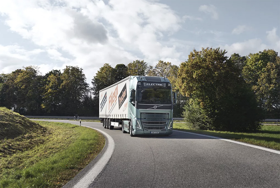Volvo’s zware elektrische vrachtwagen op de proef gesteld: hij blinkt uit in zowel rijbereik als energie-efficiëntie