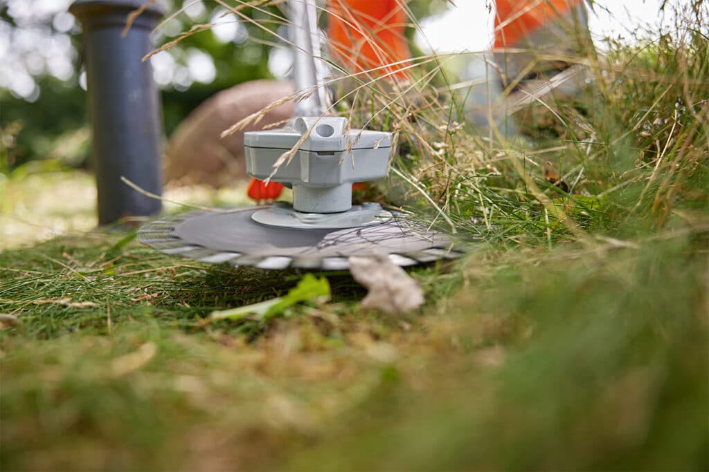 De nieuwe accu-onkruidknipper STIHL RGA 140 beperkt merkbaar het risico van opgeworpen steentjes of gruis