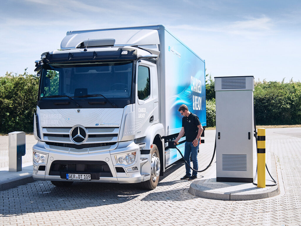 Mercedes-Benz Trucks zet verdere stappen om de elektrificering te versnellen: de eActros LongHaul komt in 2022 op de markt