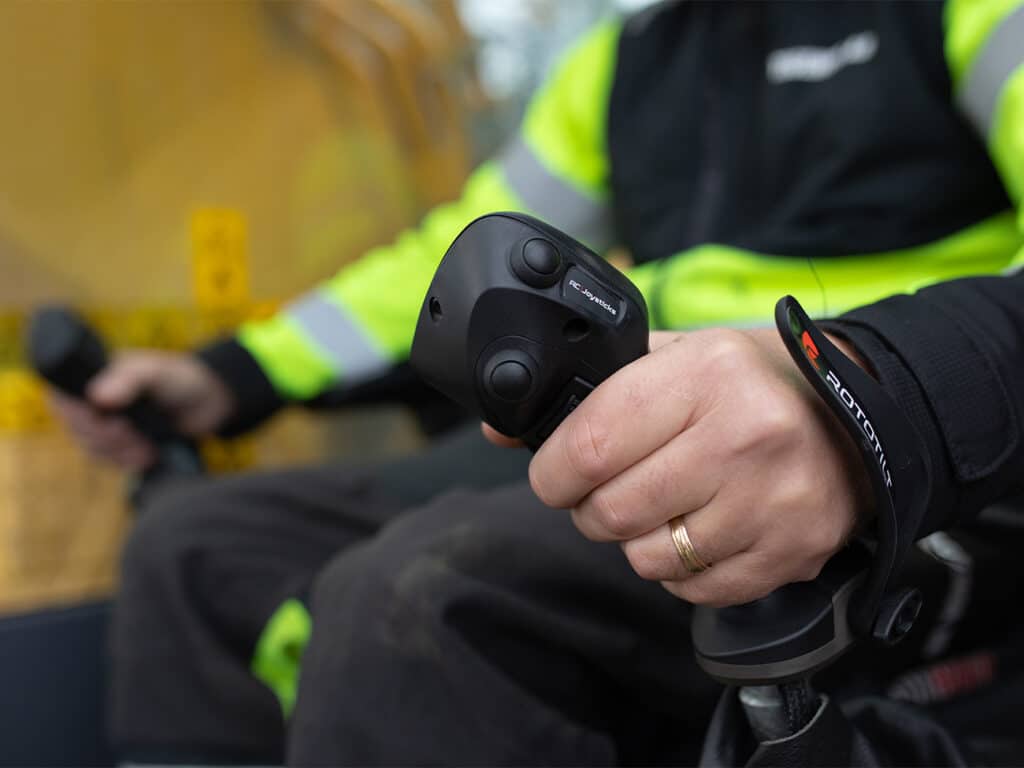 Groot nieuws van Rototilt – lanceert eigen joysticks op Bauma