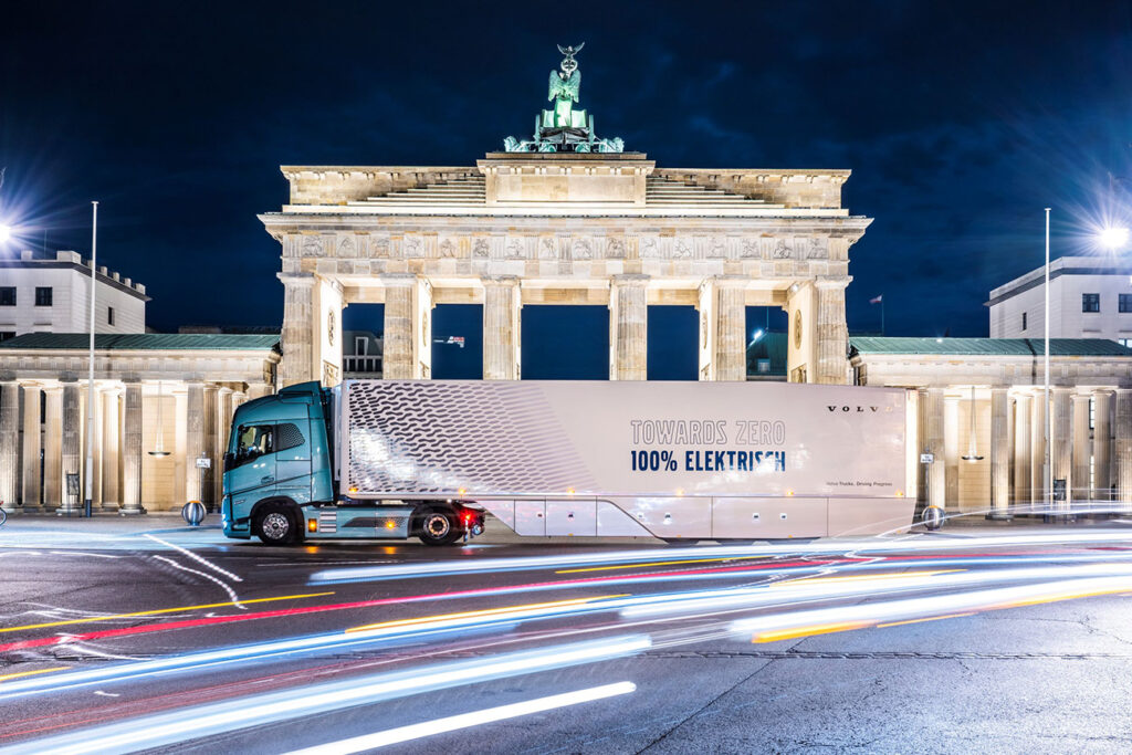 Volvo Trucks bewijst de langeafstandscapaciteiten van zijn zware elektrische vrachtwagens in Duitsland