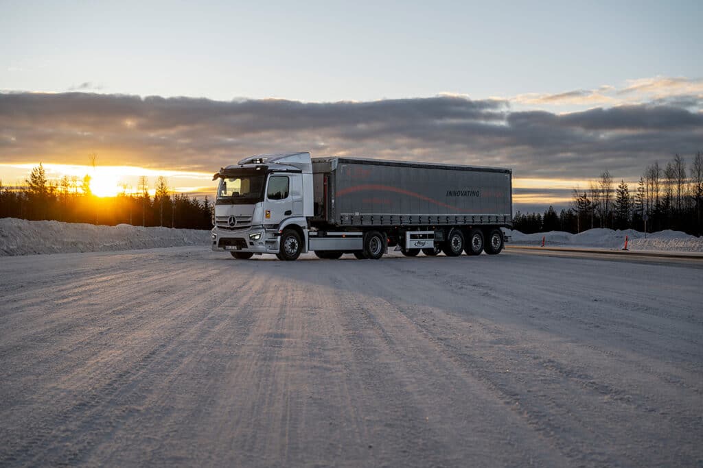 Koude, ijs en sneeuw met succes overwonnen: Mercedes-Benz Trucks test elektrische vrachtwagens in Finland