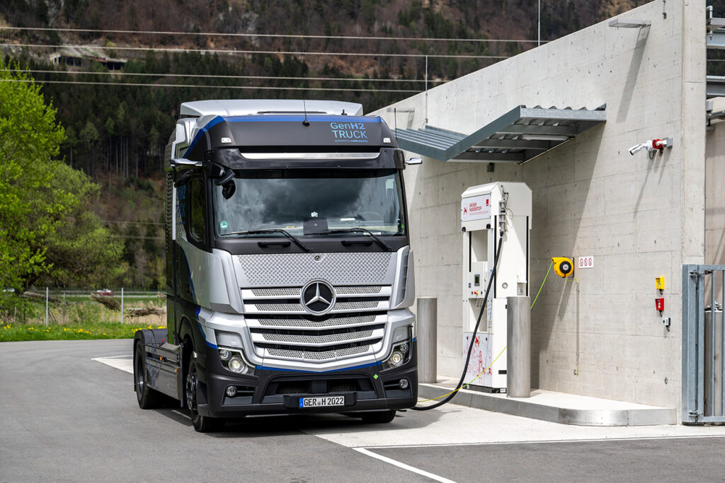 Alpenrit met batterijen en waterstof – de CO₂-neutrale vrachtwagens van Daimler Truck demonstreren hun mogelijkheden