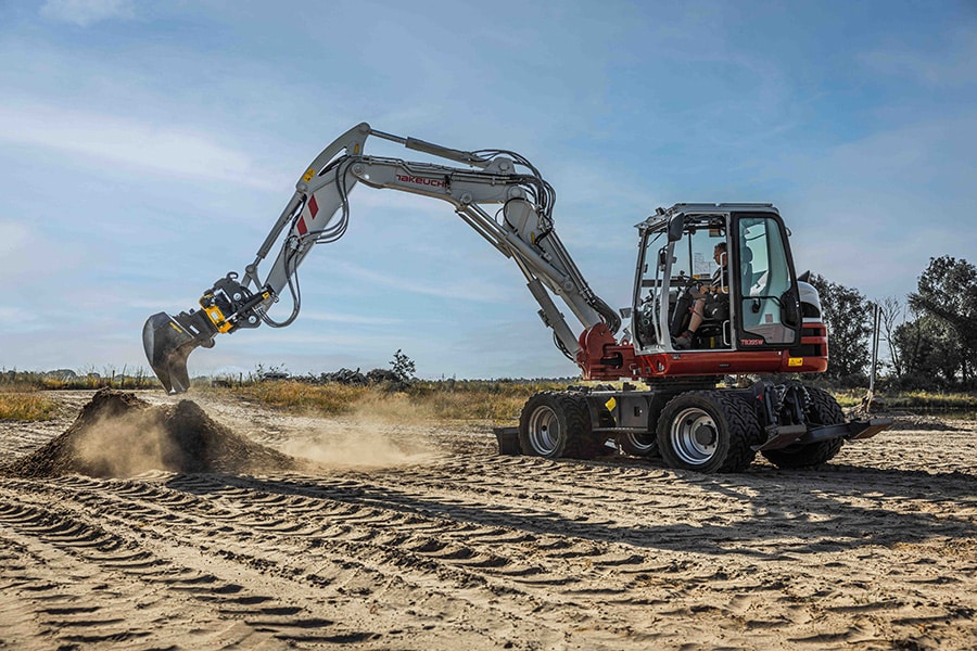 Takeuchi Benelux verwelkomt nieuwe mobiele kraan én nieuwe binnendraaier!