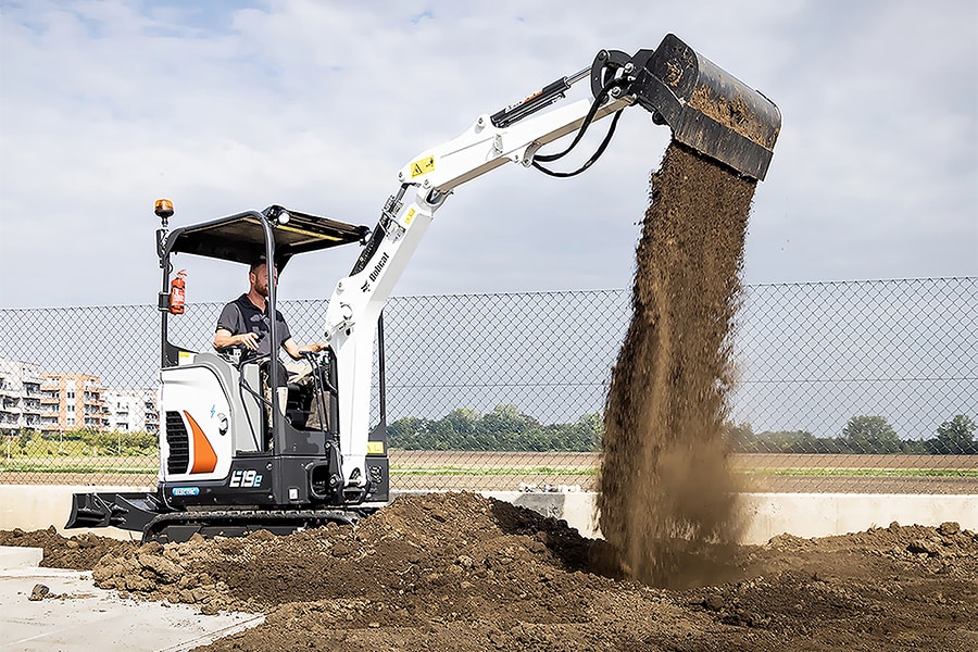 Compacte verreiker, veelzijdige tractor en elektrische minigraver