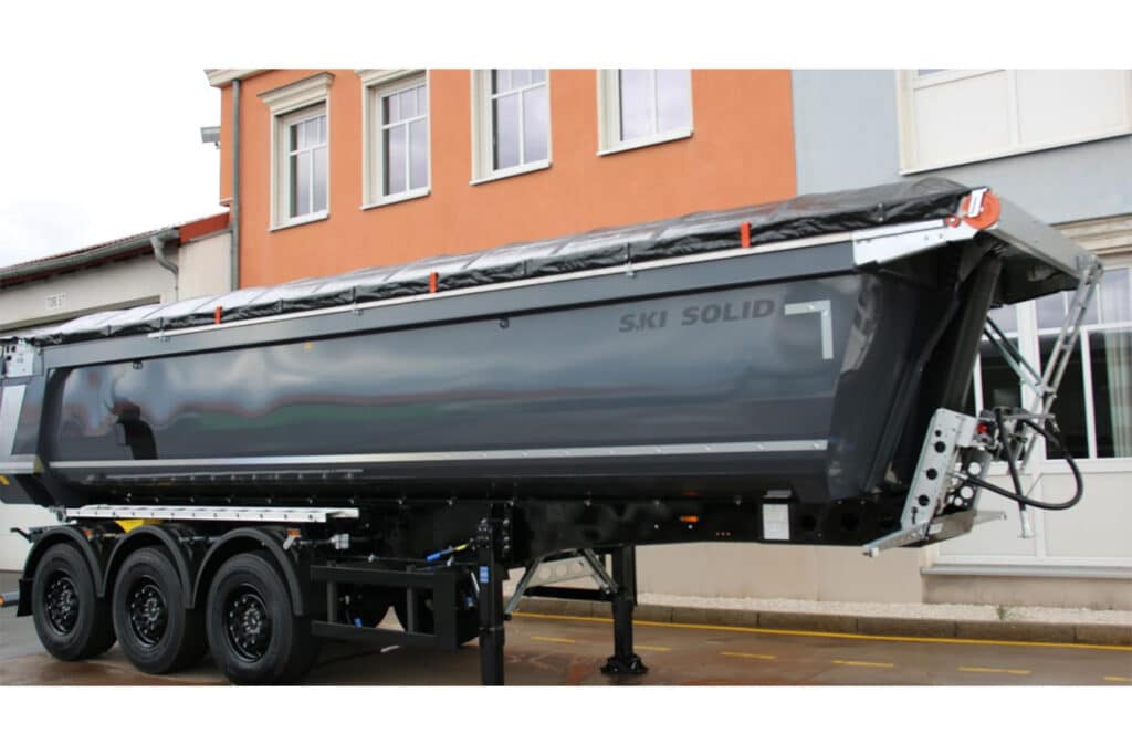 Schmitz Cargobull S.KI kipperoplegger op de MATEXPO-beurs