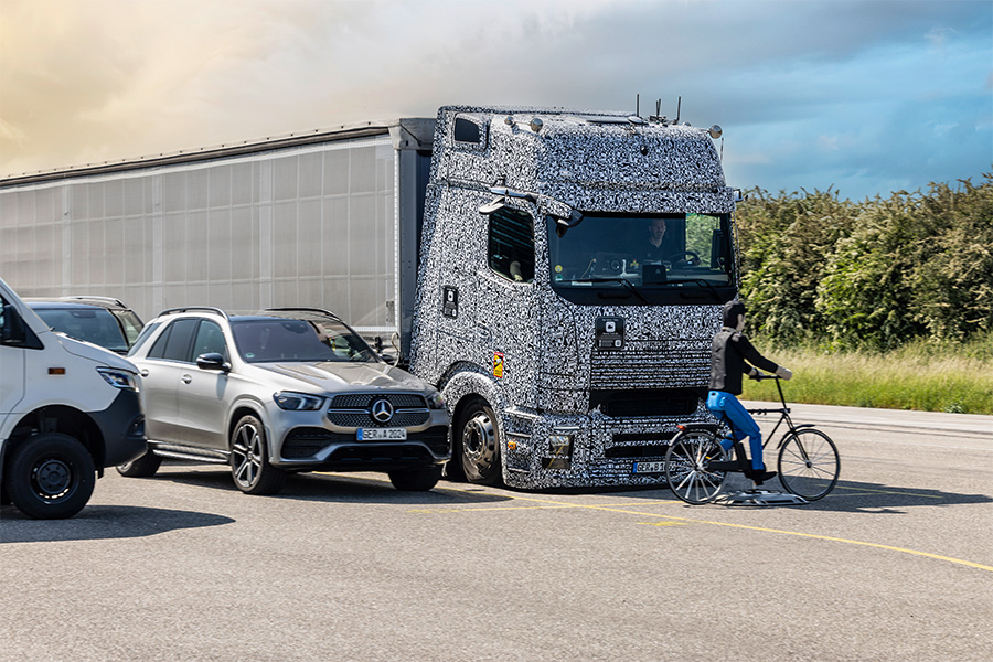 Voertuigen op de proef stellen: Daimler Truck test intensief zijn nieuwe en verder ontwikkelde veiligheidssystemen