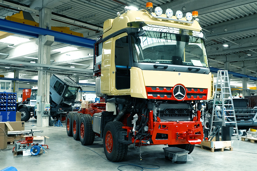 1.000 ton laadvermogen: Mercedes-Benz Trucks levert bijzondere SLT-vrachtwagen aan klanten af