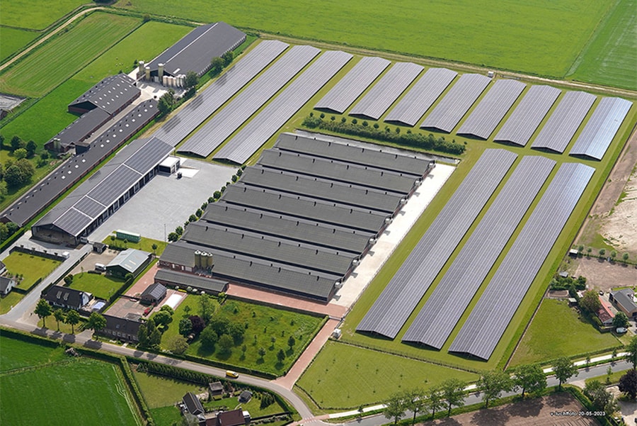 MECALAC 7MWR WAST ZONNEPANELEN