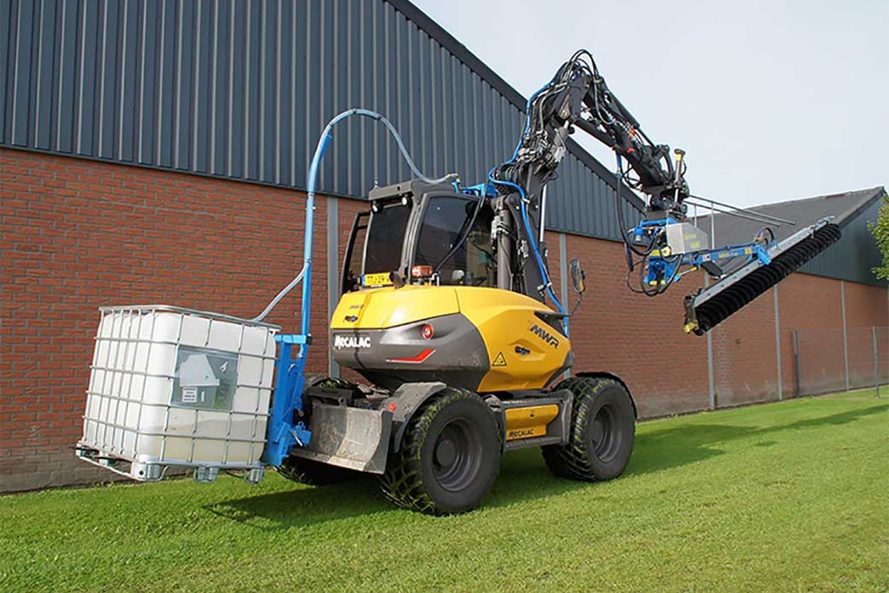 Mobiele graafmachine wast zonnepanelen