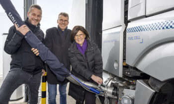 Sicher, schnell und einfach: Daimler Truck und Linde setzen mit sLH2-Technologie neuen Standard für Flüssigwasserstoff-Betankung

Safe, Fast and Simple: Daimler Truck and Linde Set New Standard for Liquid Hydrogen Refueling Technology