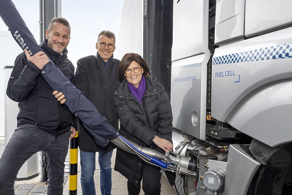 Veilig, snel en eenvoudig: Daimler Truck en Linde zetten nieuwe standaard voor vloeibare waterstoftanktechnologie
