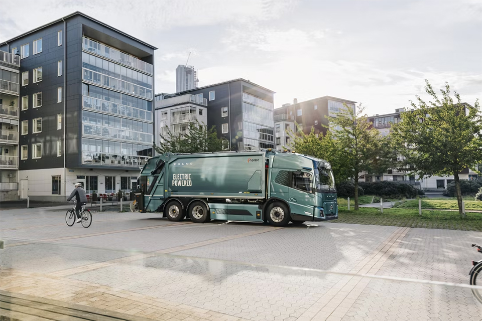 Volvo lanceert de FM Low Entry, zijn allereerste volledig uitsluitend elektrische truck, geoptimaliseerd voor schoner en veiliger transport in de stad