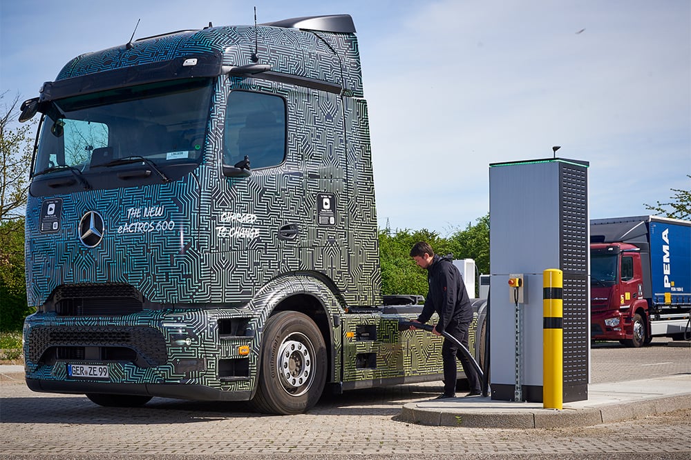 Mercedes-Benz Trucks ‘breekt de geluidsbarrière’ met 1000 kilowatt Electric Charging opladen