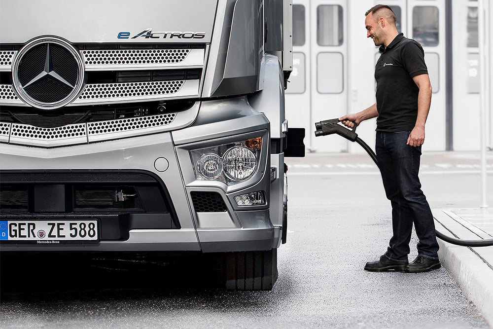 Holistische e-mobiliteit: Mercedes-Benz Trucks biedt nu oplaadinfrastructuur voor klantendepots aan