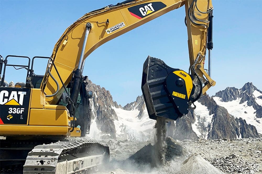 MB CRUSHER OP DE TOP VAN DE GRANDS MONTETS BOUWPLAATS