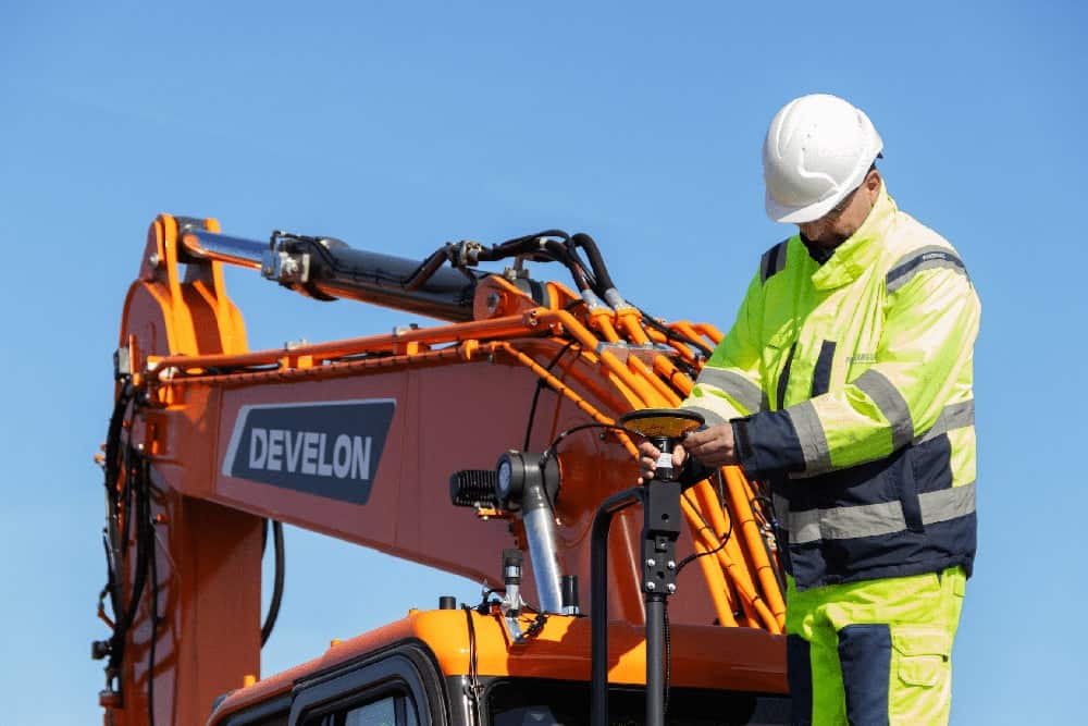 De nieuwe Leica MC1 3D-machinebesturingsoplossing voor de Develon DX225LC-7X-graafmachine