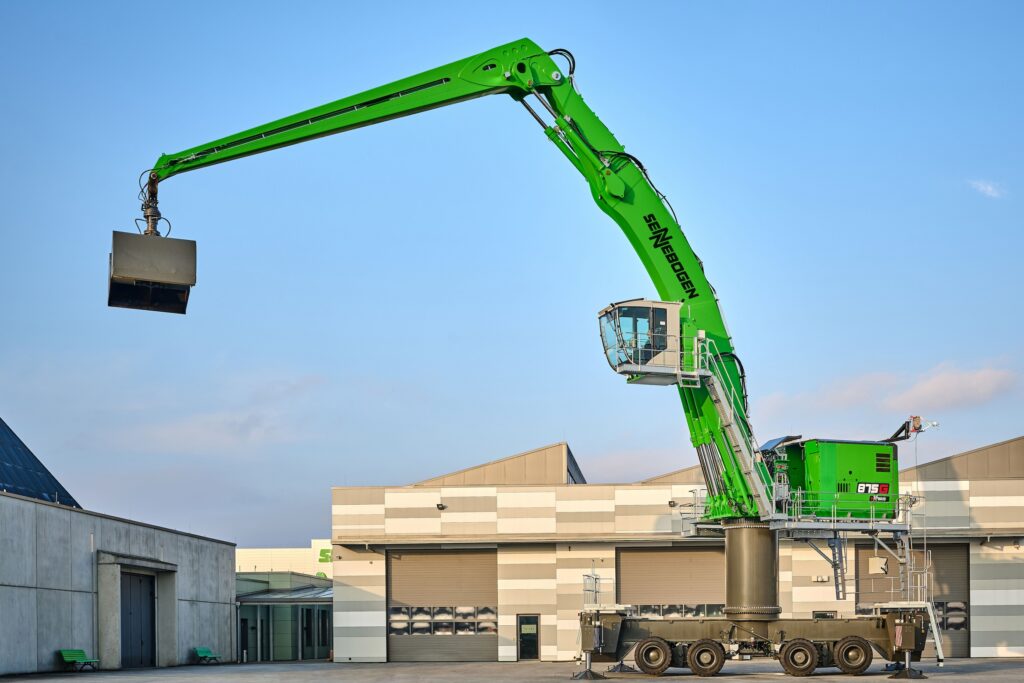 De nieuwe SENNEBOGEN 875G Hybrid overslagkraan met tot 32 meter bereik voor haventoepassingen