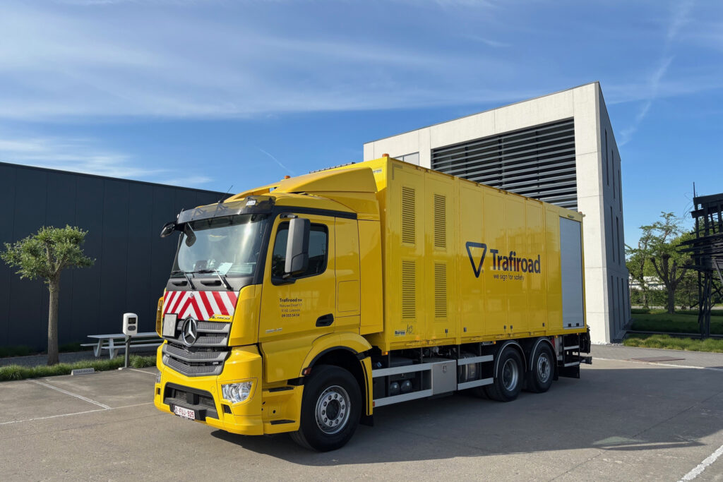 Unieke Mercedes-Benz Actros 2845L voor Trafiroad zet nieuwe standaard het aanbrengen van epoxy antisliptoepassingen.