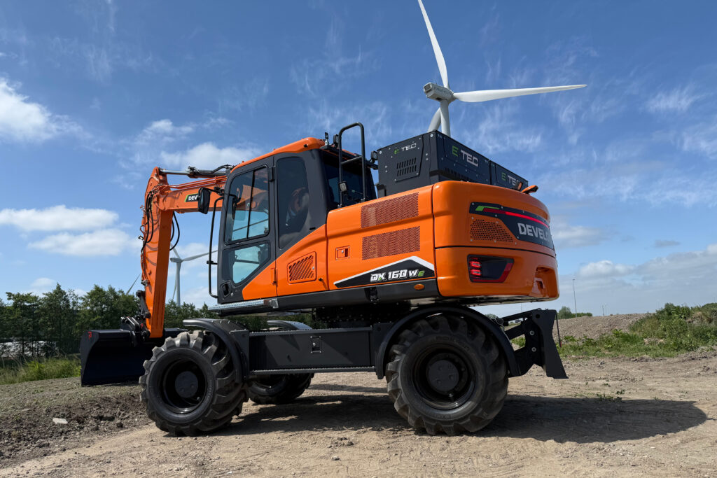 DEVELON onthult nieuwe elektrische graafmachines, demonstreert eerste model tijdens de TKD