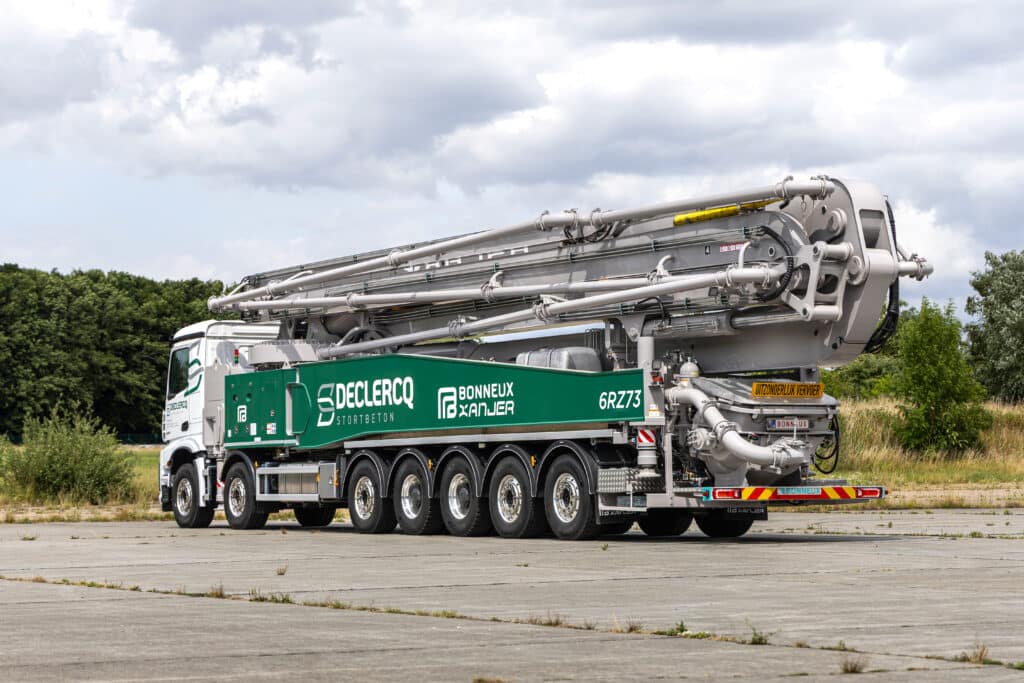 Primeur in Europa: indrukwekkende 73 meter Bonneux Xanjer betonpomp (6RZ73) op 7-assige Mercedes-Benz Arocs 4553k 1