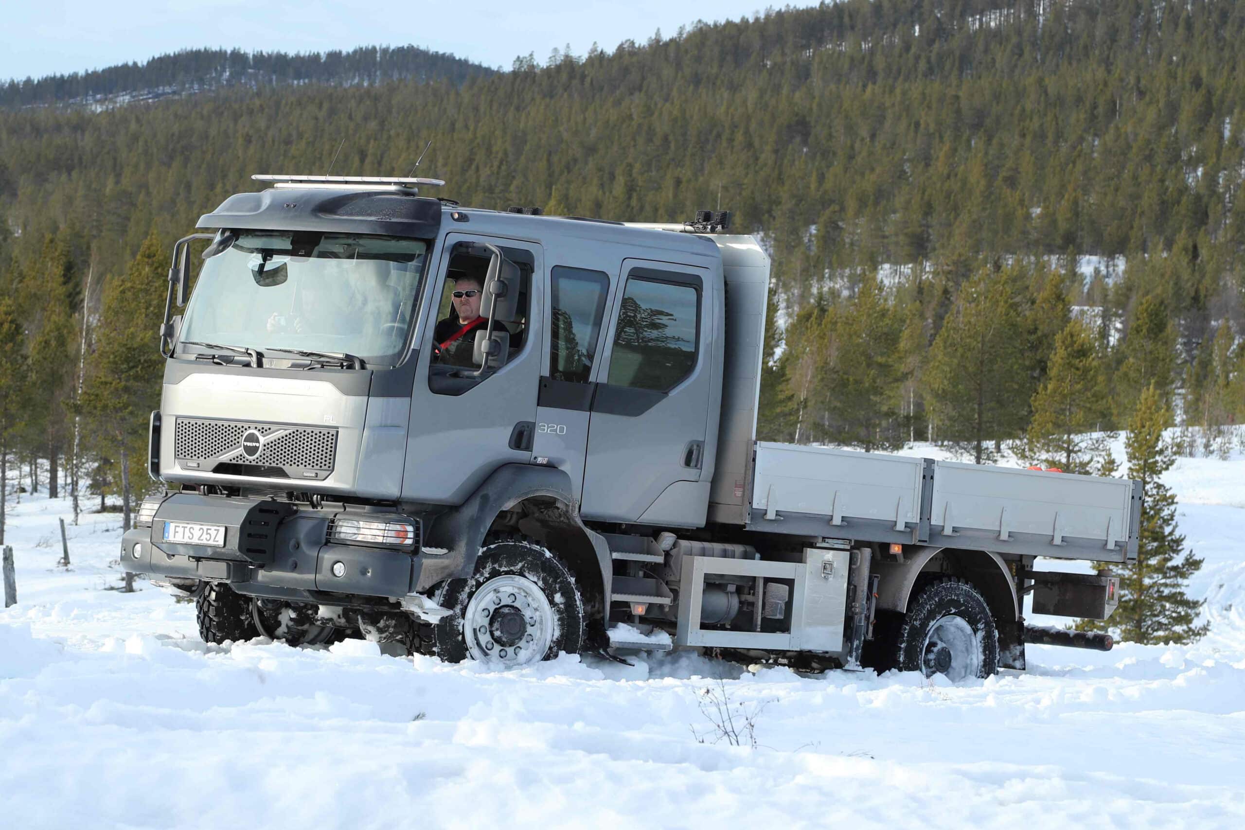 Volvo Trucks lanceert vernieuwde Volvo FL 4x4 truck voor veeleisende taken 2