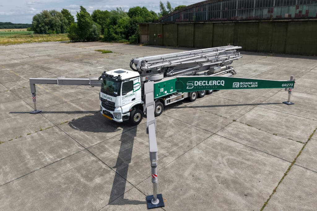Primeur in Europa: indrukwekkende 73 meter Bonneux Xanjer betonpomp (6RZ73) op 7-assige Mercedes-Benz Arocs 4553k 2