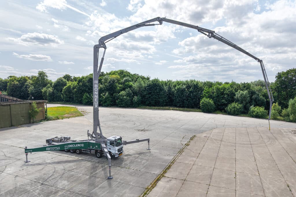 Primeur in Europa: indrukwekkende 73 meter Bonneux Xanjer betonpomp (6RZ73) op 7-assige Mercedes-Benz Arocs 4553k 3