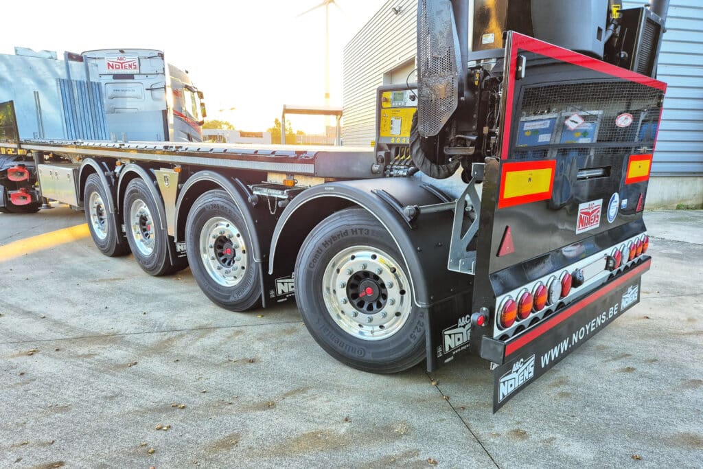 Indrukwekkende vierassige kraantrailer met extra draagvermogen 1